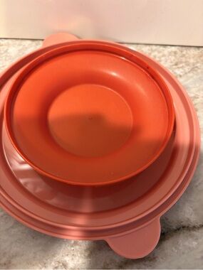 2Tupperware bowls with lids